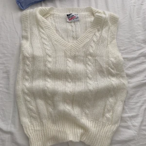 Väst - Vit väst, i storlek M. Köpt här på plick. Aldrig använd. Kan mötas upp eller så står köparen för frakten💕