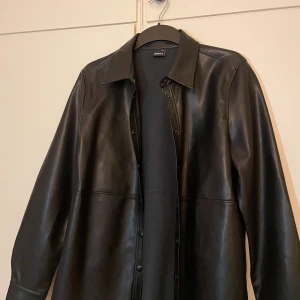 Skinnjacka - Så fin skinnjacka/skjorta. Man kan ha den både som skjorta eller en lite svalare jacka under våren och sommaren. Aldrig använd