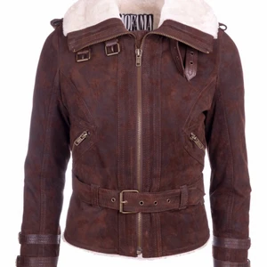 Mockajacka i vintage-stil, Jofama By Kenza, 34 - Säljer min Jofama by Kenza jacka i mocka med en yta som ger den vintage-vibes😍 den är i gott skick men har en pytteliten fläck på ena underarmen, nypris: 2700 kr, strl: 34  Bud från 300 kr 🤍 buda nere i kommentarerna👇🏼👇🏼