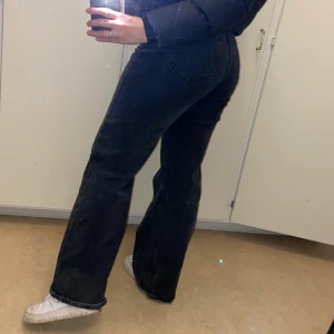 Gråa jeans, Carin Wester - Ett par ganska nya gråa jeans ifrån märket Carin Wester. Det är ganska högmidjade och långa byxor! Passformen är tight vid midja och lår sedan lösare nedtill 💖 (Allt jag säljer är nytvättat)  Pris kan diskuteras!
