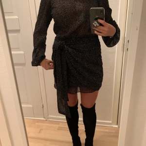 Superfin klänning från Zara - Säljer min storfavorit (för jag har två av den 😉) från Zara! Samma material/mönster som Dagmar klänningen från förra höstkollektionen. Superfin och ger en smalmidja/definierar midjan med knutdetaljen