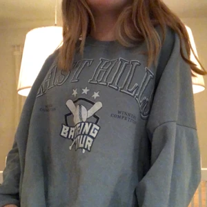 Sweatshirt  - Jättefin blå sweatshirt från pull and bear, ser lite vintage aktig ut. Säljer eller byter mot nån annan sweatshirt💕 kan mötas upp! Oversized i storleken!❤️ bud just nu på 400kr 