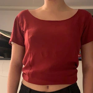 Vinröd blus - Vintage blus i vinrött. Köpt i Indonesien, underbar kvalite🌟   (Har vikt upp den lute på första bilden)