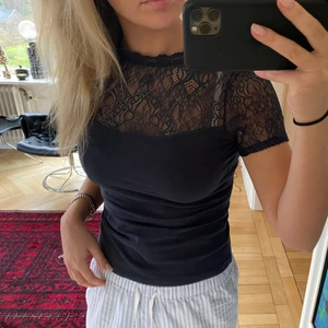 Hm topp - Så fin topp/t-Shirt från hm. Lappen är avklippta men passar xs/s.💕