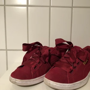 Vinröda Puma sneakers strl. 40 - Sneakers från Puma med memory foam- sula. Köpta i USA för ca 600kr. Använda max 5 gånger. Köparen står för frakten💞