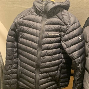Peak Performance jacka herr strl S - Säljer en Peak Performance Frost Down i strl S. Använd men inga märkbara slitage. Skriv om ni vill ha fler bilder eller andra frågor! Nypris 2800kr