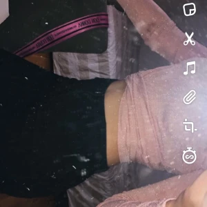 Ljusrosa glitter tröja💖 - Använt denhär tröjan ändats 1 gång. Storlek S men passar XS perfekt. Nyskick, säljer pga att jag inte får någon användning av tröjan. Nypris runt 150/200 säljer för 50, köparen står för frakten💖💕💗