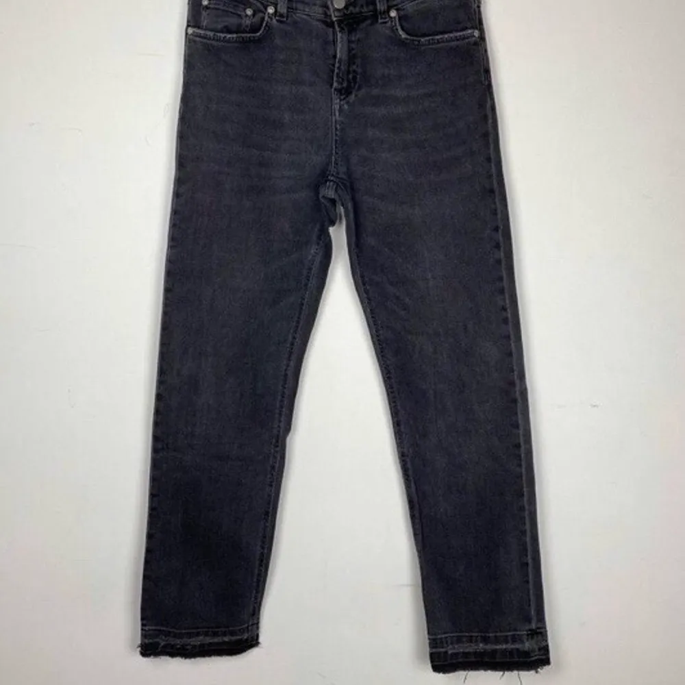 fina gråsvarta straightleg jeans från filippa K! köpta second hand men var för korta för mig som är 172 cm. passar nog om man är 160-165cm. (lånade bilder från appen jag köpte de på). Jeans & Byxor.