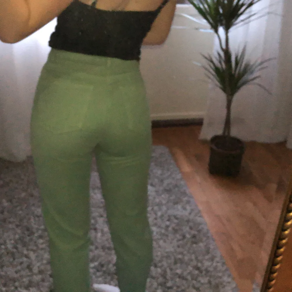 Gröna mom jeans från Chiquelle i storlek XS! Bra skick, knappt använda!. Jeans & Byxor.