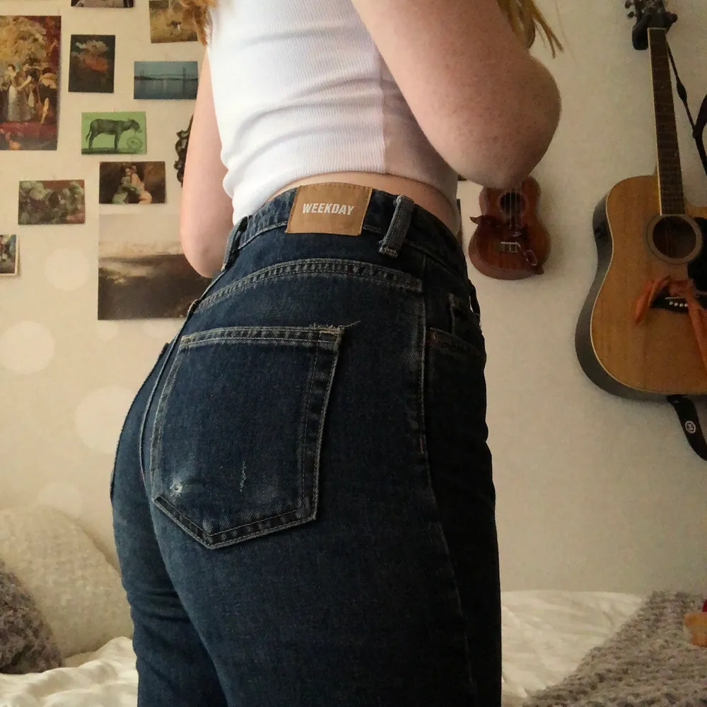 Säljer dessa mörkblå weekday-jeans i modellen Seattle! Jag har storlek 27-28 och är 174 cm lång. Kan mötas i Göteborg, annars tillkommer frakt :) (har en liten slitning på ena fickan). Jeans & Byxor.