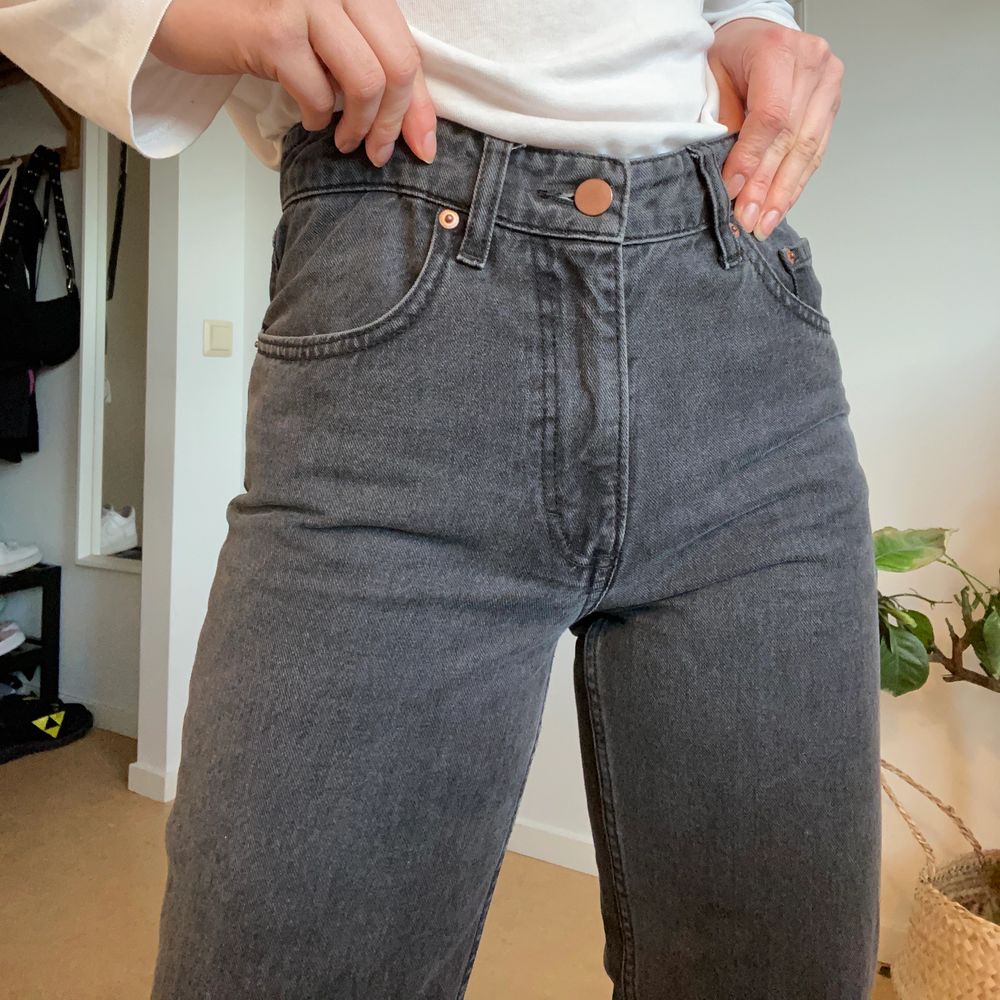 Urtvättade” svarta jeans från H&M | Plick Second Hand
