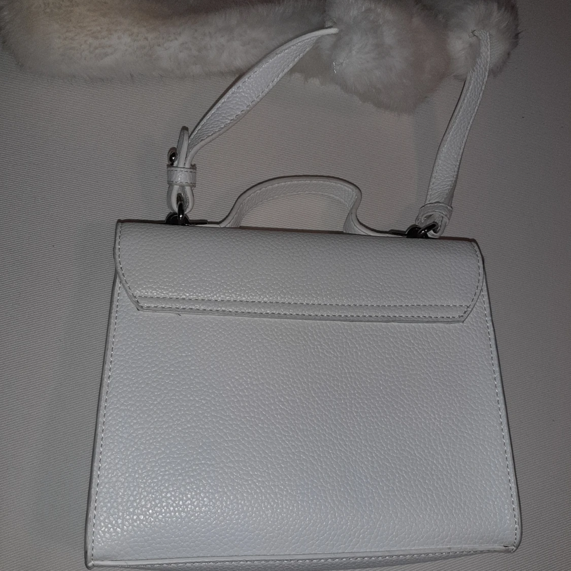 Väska med pälsdetalj - 90