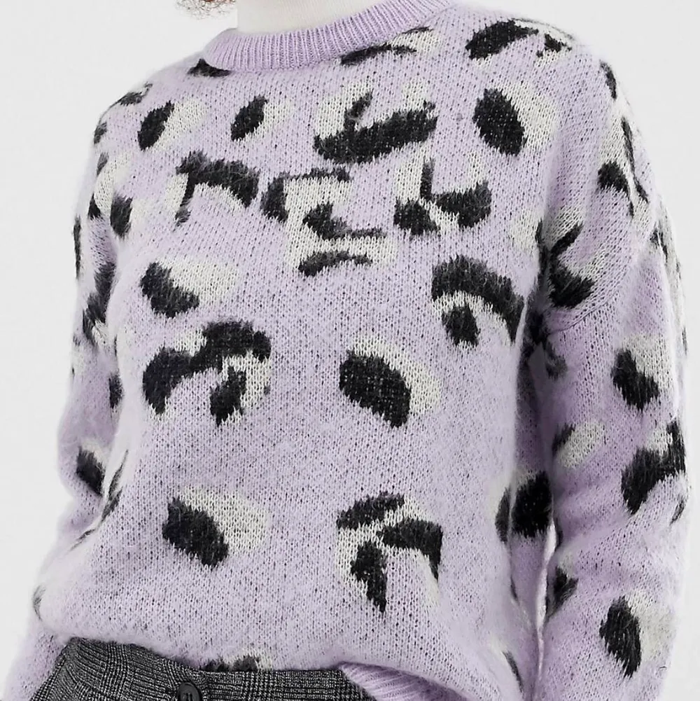 Säljer en super mjuk och skön ljus lila tröja med mönster. Sparsam använd och inga fel på den.. Stickat.