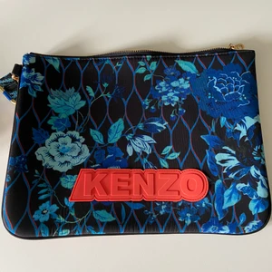 Kenzo x Hm clutch  - Jag säljer denna superfina clutchen/ ipad fodral. Har man en dator mindre än en chromebook får det plats men ej större. 