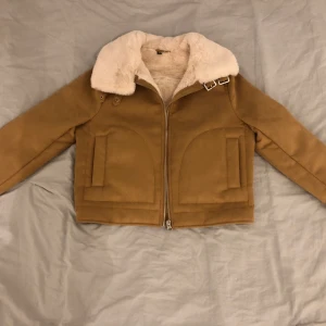 Jacka str S - Jackan är ca 1 år gammal. Den är helt oanvänd och har bara hängt i min garderob. Jag skulle säga att jackan passar både str S & M. Nypris 599kr.