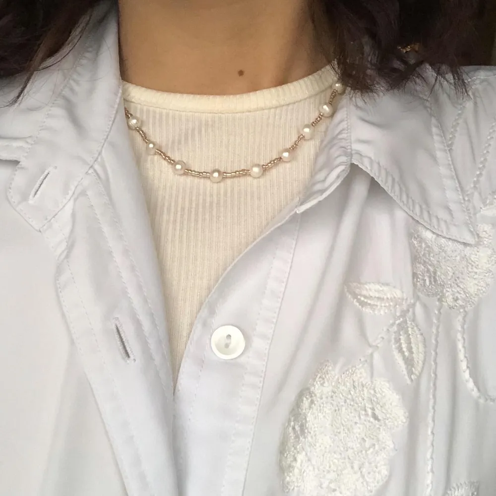 Fint halsband med äkta sötvattenspärlor. För att se mer av mina smycken kika in på matildashalsband@instagram 🌸. Accessoarer.