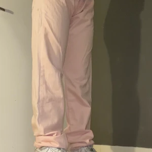 Babyrosa jeans - Ett par supergulliga babyrosa baggy jeans från j lindeberg