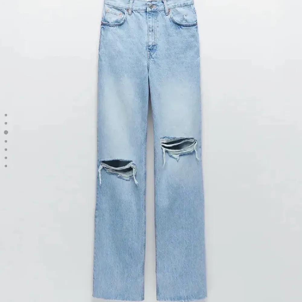 Super snygga slutsålda jeans från Zara. Köpta här på Plick, men aldrig använda varkens av mig eller förra ägaren. Som nya!! KÖPAREN STÅR FÖR FRAKTEN🤍. Jeans & Byxor.