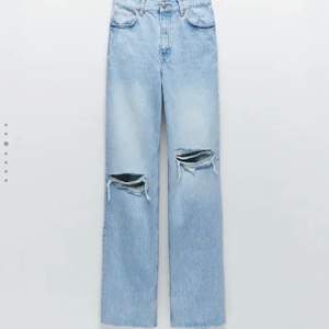 Super snygga slutsålda jeans från Zara. Köpta här på Plick, men aldrig använda varkens av mig eller förra ägaren. Som nya!! KÖPAREN STÅR FÖR FRAKTEN🤍