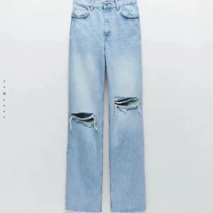 Zara jeans  - Super snygga slutsålda jeans från Zara. Köpta här på Plick, men aldrig använda varkens av mig eller förra ägaren. Som nya!! KÖPAREN STÅR FÖR FRAKTEN🤍