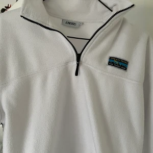 Vit fleeströja - Vit fleeströja köpt från Junkyard. Mycket sparsamt använd och i väldigt bra skick. Tröjan är i storlek S men fungerar även på M då beroende på hur man vill att den ska sitta. 