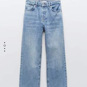 Säljer dessa raka/mom jeans från zara. Lappen sitter kvar! Stl 32 men passar säkert 34. Aldrig använda. Köpta för 400kr ish, skriv vid intresse! ❤️