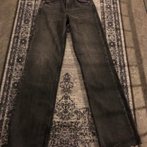 90’s straight jeans från zara  - Säljer mina populära jeans från zara i storlek 34. Helt nya med alla papper kvar. Säljer de för att de är för små för mig. Kan frakta och priset kan diskuteras. Kan tänka mig och byta mot likadana jeans i storlek 36! 