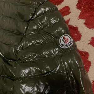 Äkta moncler  - Äkta från Dubai, finns i S och M. Pris kan diskuteras 