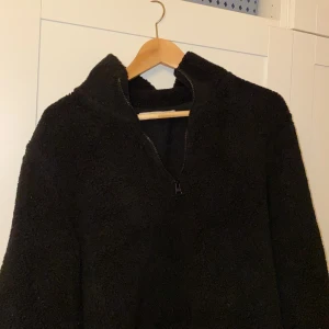 Fleece - Fleecetröja med dragkedja, sååå mysig nu på vintern. Köpt på NA-KD. Det står att det är i storlek S, men skulle säga att den passar mer för M. <3