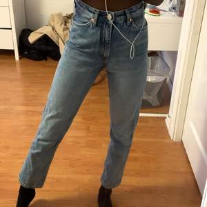 Mom jeans från monki i storlek 24. 150kr eller högsta budet💖
