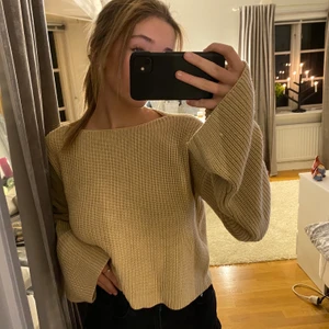 Stickad tröja från nakd - Säljer denna mysiga tröjan från na-kd i storlek xs. Knappt använd och därmed inga skador💕 170kr + frak