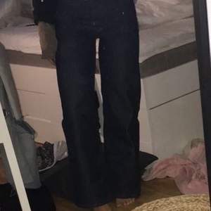 Wida Levis jeans i storlek 25 och uppsydda så passar mig som är 160 och då går dem över skorna, dem är andvända men inte trasiga eller slitna 