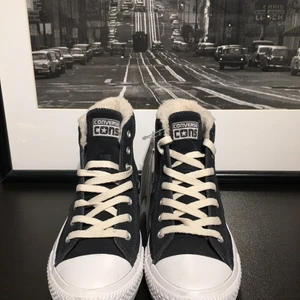 Converse Fodrade Mocka 38 - Helt nya, oanvända. Ej fodrade inuti endast kanter. Mocka. Strl 5 1/2 = 38, köpt utomlands. Ej kvar kartong pga tar för mkt plats. Vid intresse, skriv. Bud börjar från 450kr. 
