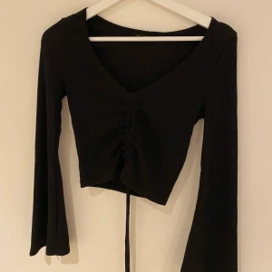 SHEIN tröja storlek S  - Har endast använt denna tröja 2 gånger, väldigt fina ärmar och man spänner åt i mitten av tröjan hur mycket man vill för att bestämma hur den ska de ut vid magen. 