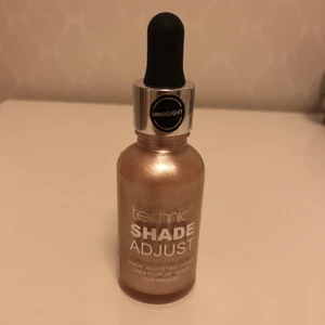 Liquid highlight - En liquid highlighter från dollar store. Endast provat en gång. Nypris 50kr MITT pris 20kr. Frakt ingår inte.