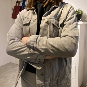 Grå jeansjacka NAKD  - Säljer min gråa jeansjacka från NAKD som bara är använd en gång och är därför som ny! Jättefin till  sensommar och hösten 💕 Köparen står även för frakten ☺️