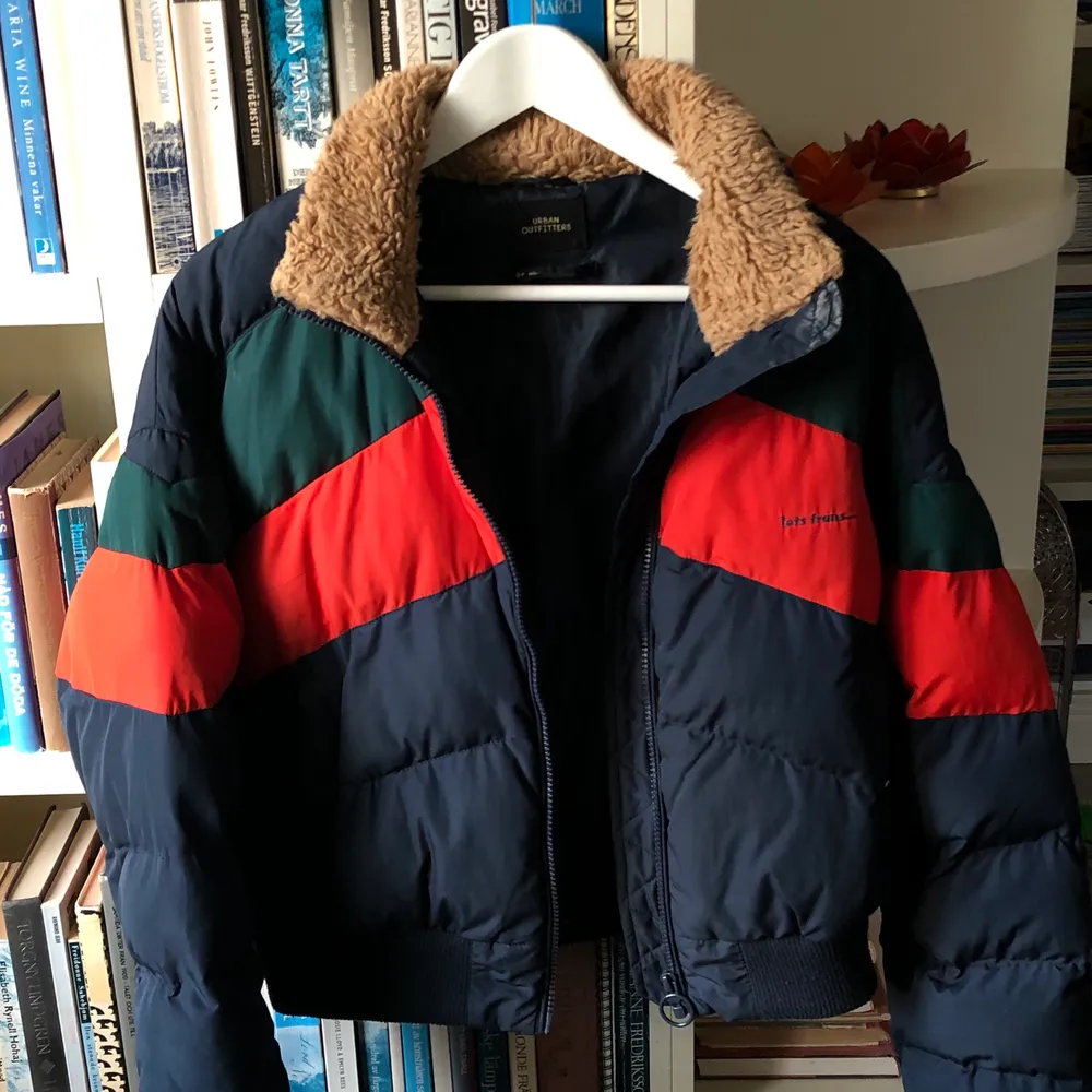 Jättefin vinterjacka som jag köpte på urban outfitters i london för två år sedan. Har använt den rätt så mycket men den är ändå i hyfsat bra skick! . Jackor.