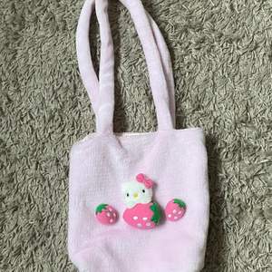 Kind of old hello kitty bag. Never worn so it’s in a good condition. You can fit a lot of things in it. If you’re intrested i can send more photos. The price can be discussed.