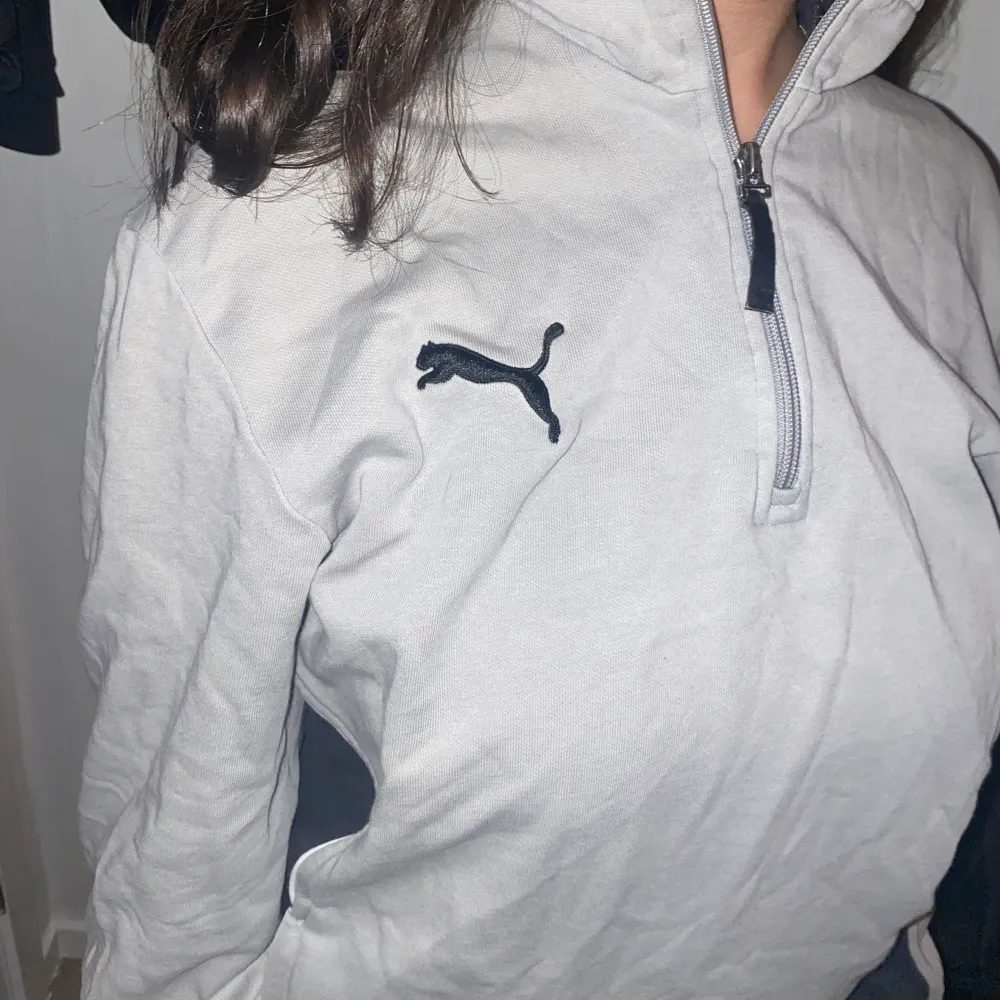 snygg zip up hoodie från Puma!!!. Tröjor & Koftor.