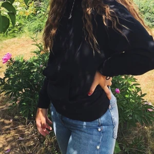 byxor med pärlor💙 - Jeans från hm, storlek 38, mer en 34-36a. Ingen strech. Frakt tillkommer