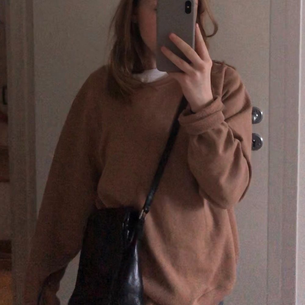 50kr+ frakt. Köpt ifrån en secondhand i Berlin. Storleken går att reglera, jag har på den minsta! Använd en gång. Larmet sitter kvar i en av fickorna men märks inte, de beror på att tjejen i kassan glömde de o ja märkte de efter att jag kommit hem💖💖. Väskor.