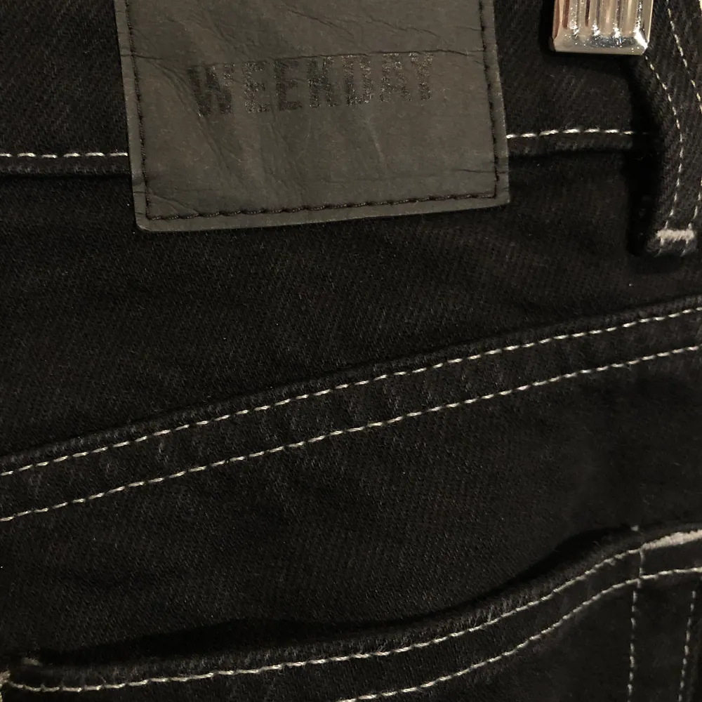 Svarta jeans med vita sömmar. Använda fåtal gånger. Modell: ROW Nypris:500. Köparen står för frakten 😊. Jeans & Byxor.