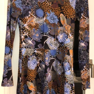 Klänning  - En höstig klänning i fina färger.