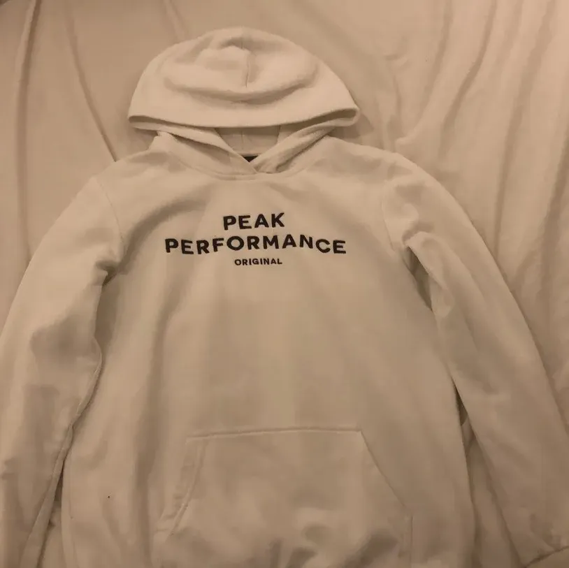 En vit peak performance hoodie köpt för 650kr och är i storlek 170 men jag som har S/M passar i den . Tröjor & Koftor.