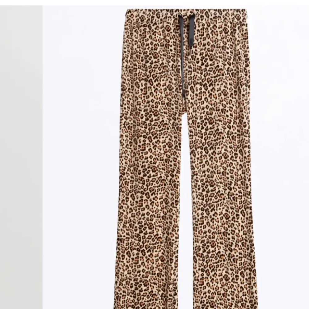 Säljer dessa leopard mönstrande mjukisbyxor från ginatricot. Använda fåtal gånger och säljs pga att dom inte kmr till användning. Jeans & Byxor.