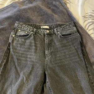 Gråa jeans - Jeans i en grå nyans. Sitter väldigt fint och har en bra pass form. Jeansen är i storleken 40 men skulle säga att de även passar en 38 beroende på hur man vill att de ska sitta.