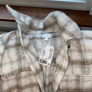 Kappa storlek m - , säljer denna hela oanvända jackan från hm, värde 499 kr. Aldrig använt den. Frakt ingår