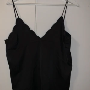 Body och topp - Första toppen är ifrån bikbok och är i storlek S, säljes för 50kr✨ andra bilden är på en svart body, som är i storlek M, kostar 50kr