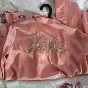 Barbie X Misguided-skjorta UNIK - Unik och skön sidenskjorta från Misguided x Barbie. Använda sparsamt. PRIS KAN DISKUTERAS VID SNABB AFFÄR☘️