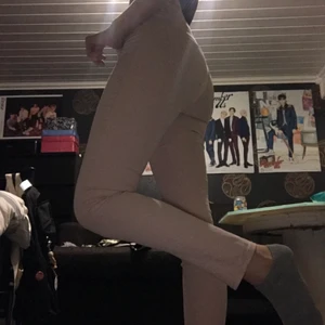 Babypink raka skinny jeans - Ljusrosa byxor med raka/smala ben från H&M, varken högmidjade eller lågmidjade